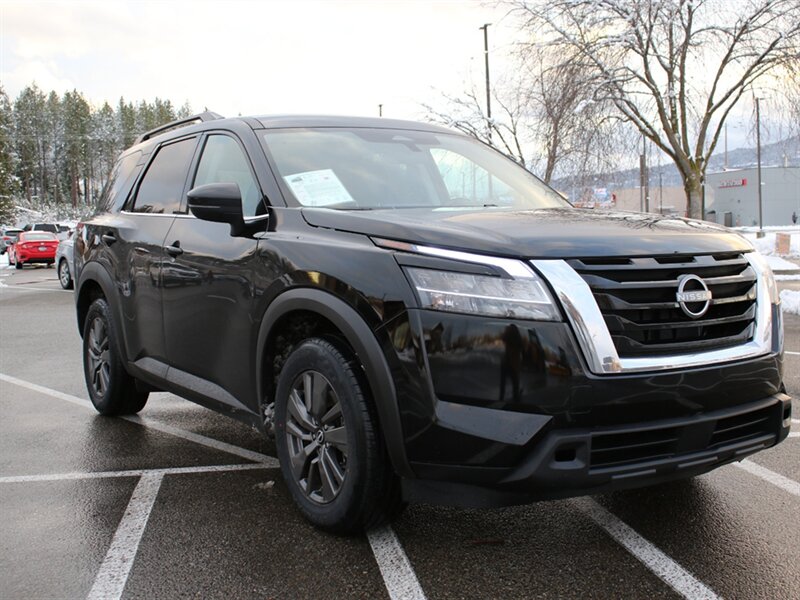 2022 Nissan Pathfinder SV's photo