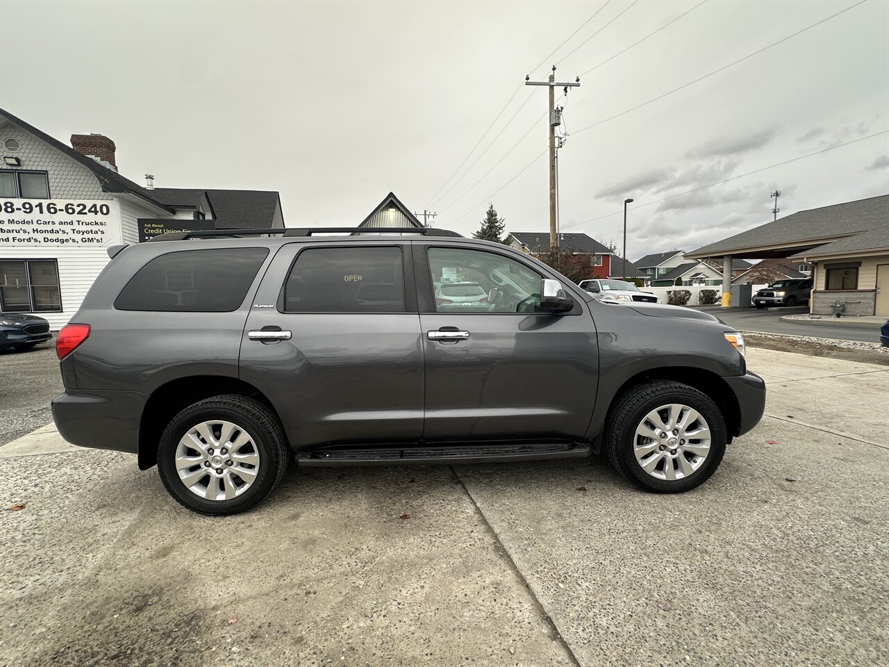 2017 Toyota Sequoia Platinum.  4x4, 79k miles, Alloy Wheels, DVD Player, Sunroof! - Photo 4 - Post Falls, ID 83854