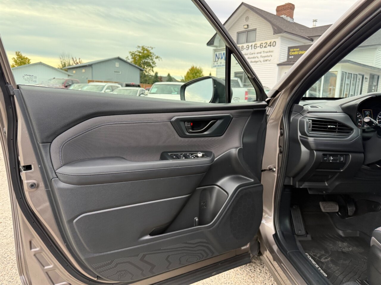 2025 Subaru Forester Premium ORORIGINAL 500 Miles, Very Spacious Interior with Updated Media Console! - Photo 7 - Post Falls, ID 83854