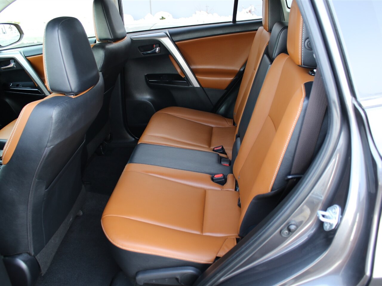 2016 Toyota RAV4 Limited. AWD, Super Clean Condition, Amazing Miles! - Photo 8 - Post Falls, ID 83854