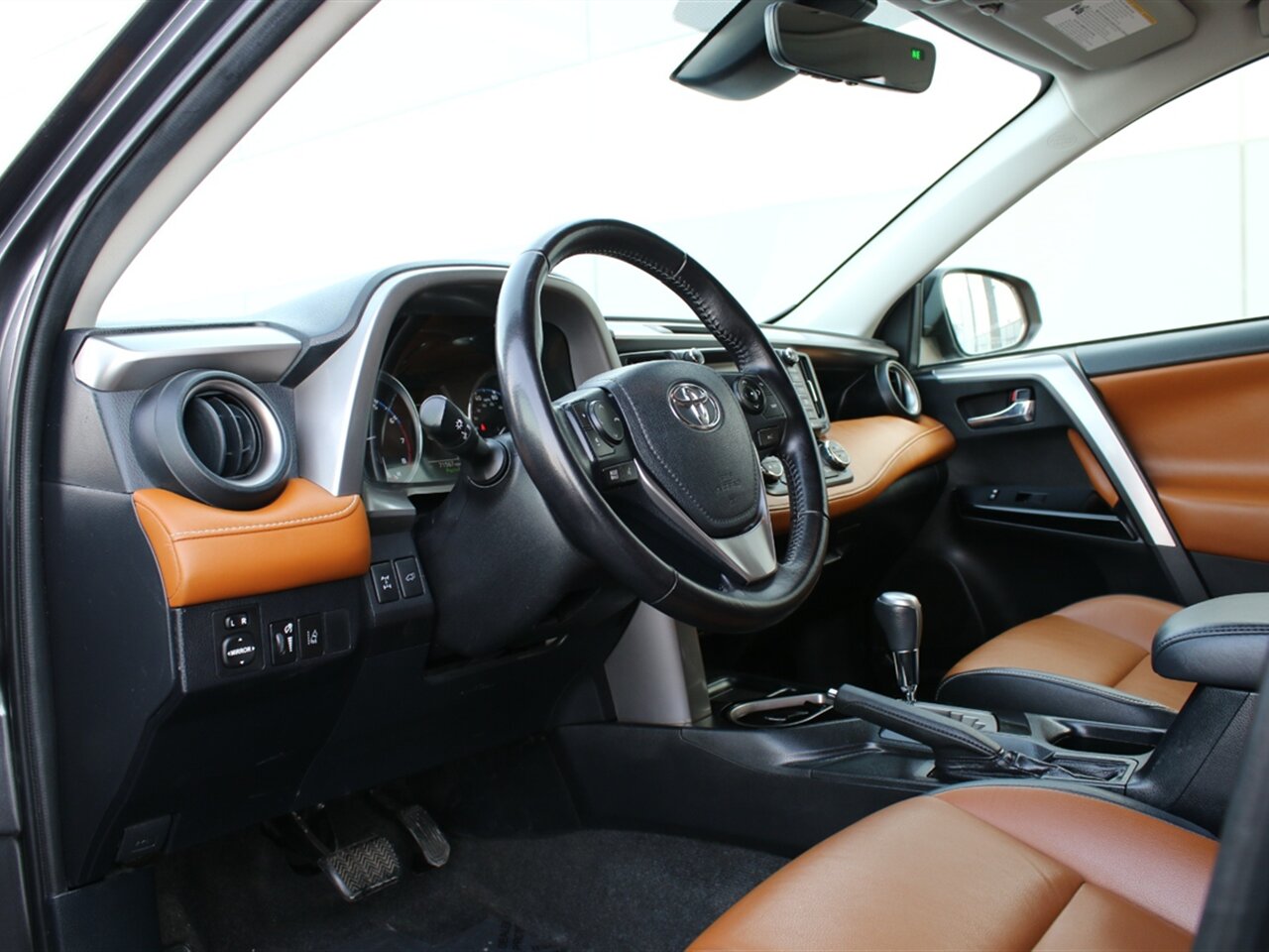 2016 Toyota RAV4 Limited. AWD, Super Clean Condition, Amazing Miles! - Photo 4 - Post Falls, ID 83854