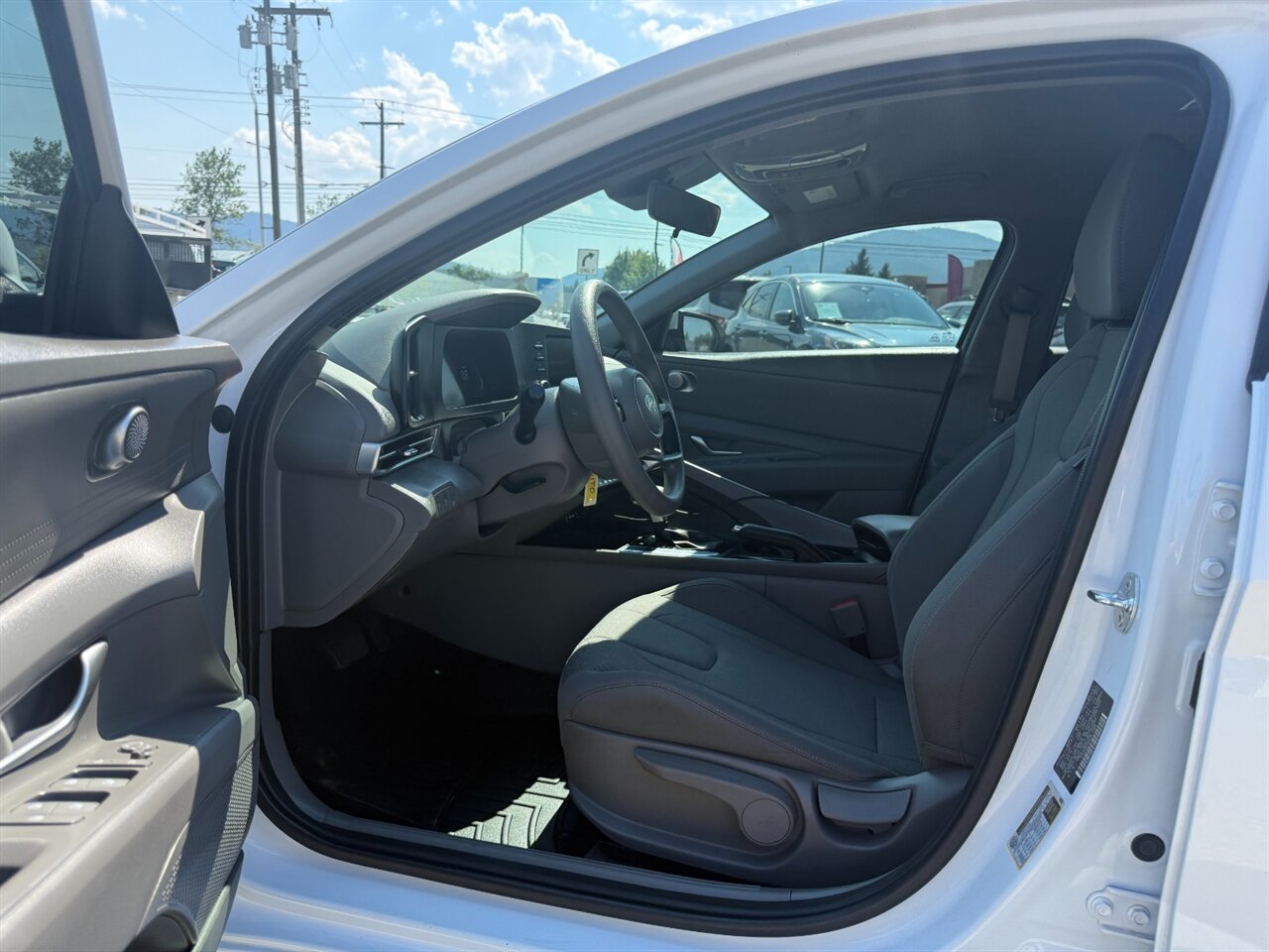 2024 Hyundai ELANTRA SE.  4k miles, Alloy Wheels, Nice Car! - Photo 7 - Post Falls, ID 83854