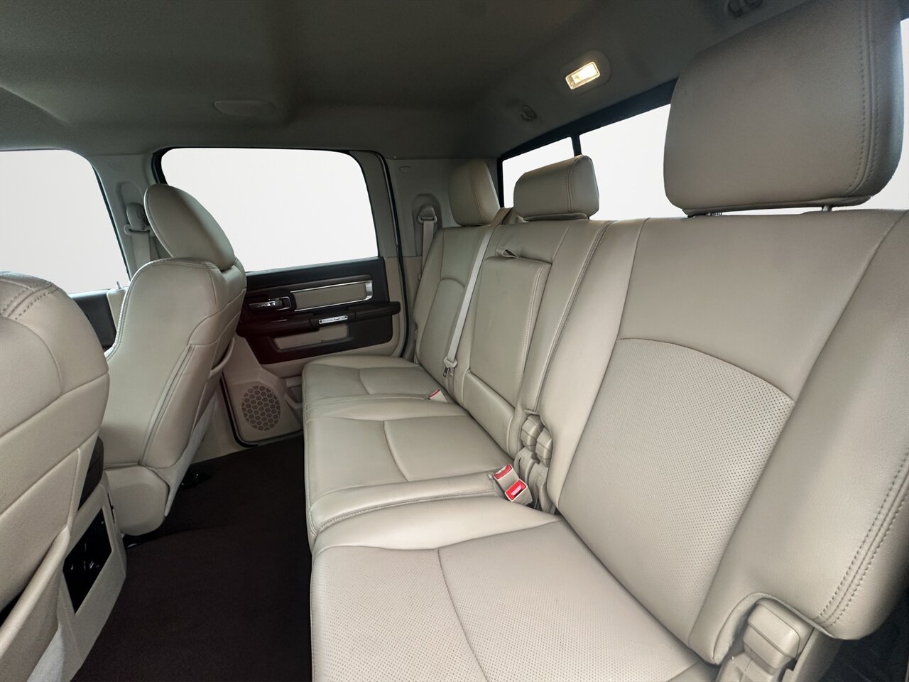 2015 RAM 3500 Laramie. Beautiful Shape! 4x4. Aisin Transmission! - Photo 6 - Post Falls, ID 83854