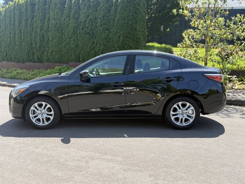 2017 Toyota Yaris iA  