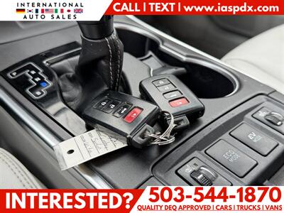 2017 Toyota Camry Hybrid LE - 42 MPG - Photo 13 - Portland, OR 97216