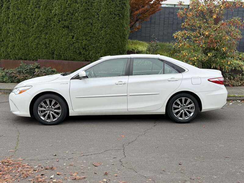 2017 Toyota Camry Hybrid LE - 42 MPG  
