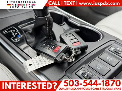 2017 Toyota Camry Hybrid LE   - Photo 13 - Portland, OR 97216