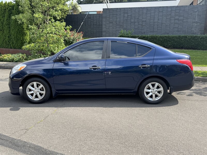 2012 Nissan Versa 1.6 S  