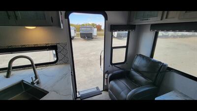 2022 DUTCHMEN COLEMAN 2715RLT   - Photo 12 - Aurora, MO 65605