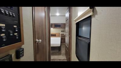 2018 KEYSTONE COUGAR 326RDS   - Photo 34 - Aurora, MO 65605