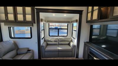 2022 COACHMEN BROOKSTONE 374RK   - Photo 19 - Aurora, MO 65605