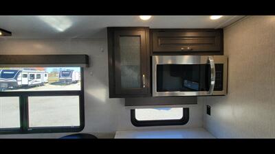 2022 COACHMEN BROOKSTONE 374RK   - Photo 37 - Aurora, MO 65605