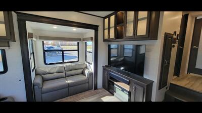 2022 COACHMEN BROOKSTONE 374RK   - Photo 18 - Aurora, MO 65605