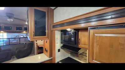 2014 Keystone MONTANA 343RL - Photo 17 - Aurora, MO 65605