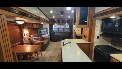 2014 Keystone MONTANA 343RL - Photo 9 - Aurora, MO 65605