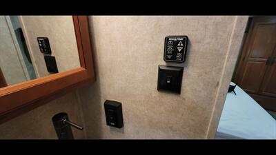 2014 Keystone MONTANA 343RL - Photo 34 - Aurora, MO 65605