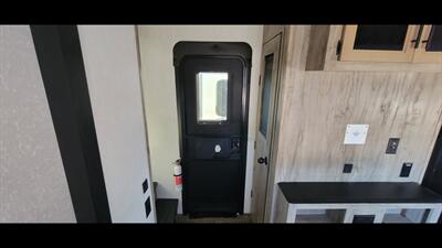 2022 CHEROKEE ARTIC WOLF 287BH   - Photo 12 - Aurora, MO 65605