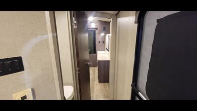 2017 FOREST RIVER SURVEYOR 32RKDS   - Photo 31 - Aurora, MO 65605