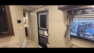 2017 FOREST RIVER SURVEYOR 32RKDS   - Photo 13 - Aurora, MO 65605