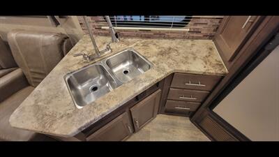 2017 FOREST RIVER SURVEYOR 32RKDS   - Photo 27 - Aurora, MO 65605