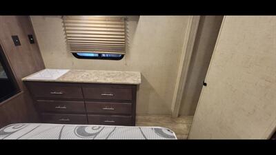 2017 FOREST RIVER SURVEYOR 32RKDS   - Photo 46 - Aurora, MO 65605