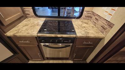 2017 FOREST RIVER SURVEYOR 32RKDS   - Photo 22 - Aurora, MO 65605