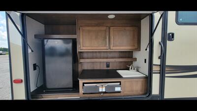 2019 KEYSTONE COUGAR 32BHS   - Photo 9 - Aurora, MO 65605