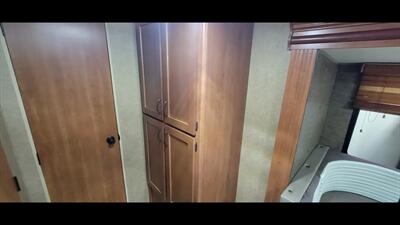 2015 FOREST RIVER CHEROKEE 284BH   - Photo 31 - Aurora, MO 65605