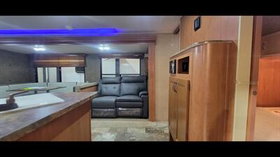 2015 FOREST RIVER CHEROKEE 284BH   - Photo 10 - Aurora, MO 65605