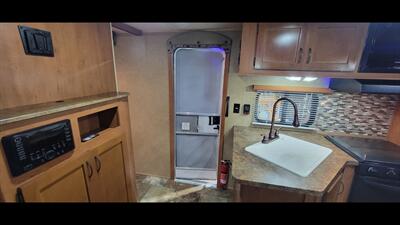 2015 FOREST RIVER CHEROKEE 284BH   - Photo 13 - Aurora, MO 65605