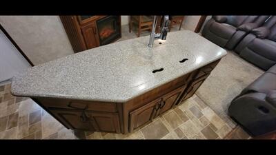 2013 KEYSTONE MONTANA 3725RL - Photo 17 - Aurora, MO 65605