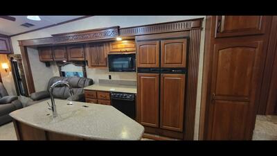 2013 KEYSTONE MONTANA 3725RL - Photo 12 - Aurora, MO 65605