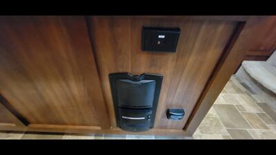 2013 KEYSTONE MONTANA 3725RL - Photo 14 - Aurora, MO 65605