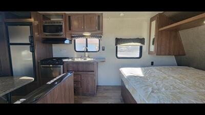 2017 HEARTLAND PROWLER 22LX   - Photo 10 - Aurora, MO 65605