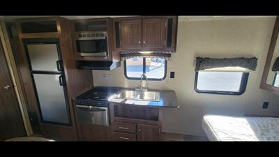 2017 HEARTLAND PROWLER 22LX   - Photo 16 - Aurora, MO 65605