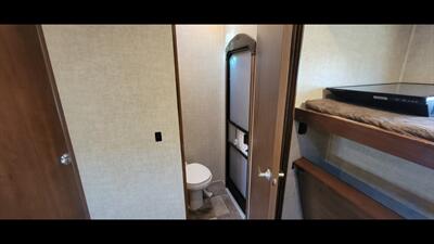 2016 HEARTLAND OAKMONT 375QB   - Photo 38 - Aurora, MO 65605