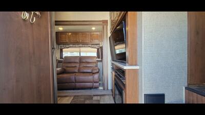 2016 HEARTLAND OAKMONT 375QB   - Photo 15 - Aurora, MO 65605