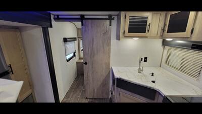 2022 FOREST RIVER CHEROKEE 22 SW-L   - Photo 19 - Aurora, MO 65605