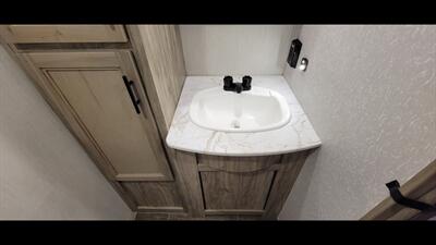 2022 FOREST RIVER CHEROKEE 22 SW-L   - Photo 28 - Aurora, MO 65605