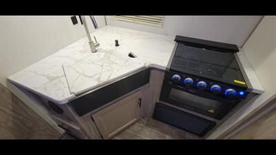 2022 FOREST RIVER CHEROKEE 22 SW-L   - Photo 21 - Aurora, MO 65605