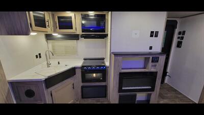 2022 FOREST RIVER CHEROKEE 22 SW-L   - Photo 20 - Aurora, MO 65605