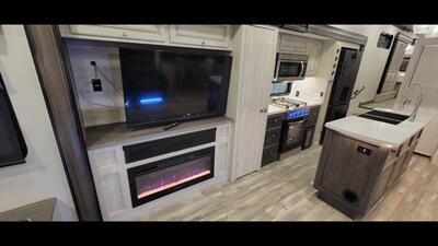 2023 FOREST RIVER CARDINAL 380RLX - Photo 21 - Aurora, MO 65605
