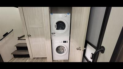2023 FOREST RIVER CARDINAL 380RLX - Photo 12 - Aurora, MO 65605