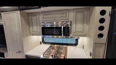 2023 FOREST RIVER CARDINAL 380RLX - Photo 17 - Aurora, MO 65605