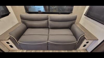 2023 FOREST RIVER CARDINAL 380RLX - Photo 24 - Aurora, MO 65605