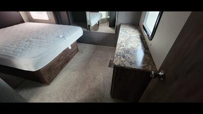 2015 KEYSTONE COUGAR 33 RES   - Photo 38 - Aurora, MO 65605