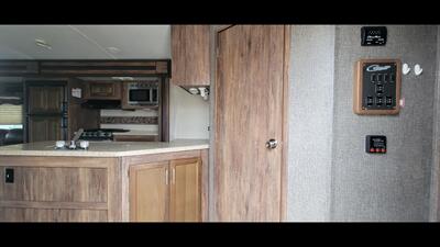 2015 KEYSTONE COUGAR 33 RES   - Photo 13 - Aurora, MO 65605