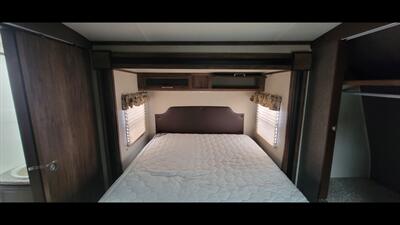 2015 KEYSTONE COUGAR 33 RES   - Photo 40 - Aurora, MO 65605