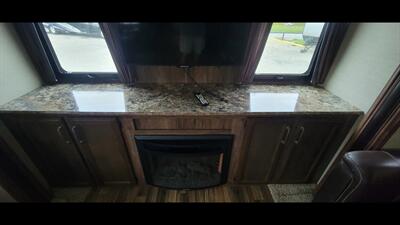 2015 KEYSTONE COUGAR 33 RES   - Photo 25 - Aurora, MO 65605