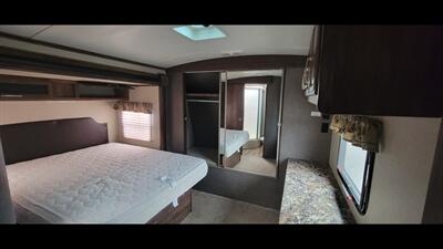 2015 KEYSTONE COUGAR 33 RES   - Photo 39 - Aurora, MO 65605